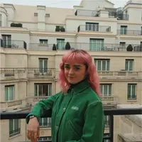 Ini gaya modis Maisie Williams saat menghadiri acara Fashion Week. Ia tampil beda dengan rambutnya yang berponi warna pink. dengan balutan jaket hijau dan celana jeans, Maisie tampil dengan gaya tomboy namun tetap modis dan simpel. (Liputan6.com/Instagram/@maisie_williams)