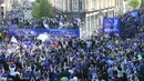 Ribuan Fans turun ke jalan saat memeriahkan parade juara Liga Inggris 2015/2016 di Leicester, Inggris, (16/5/2016). (AFP/Paul Ellis)