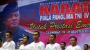 Sejumlah karateka mengikuti penutupan Kejurnas Karate Piala Panglima TNI ke-IV di GOR Mabes TNI, Jakarta, Minggu (21/8). Pada Kejurnas Karate yang diikuti oleh Peserta TNI ini tampil sebagai juara umum dari TNI AD. (Liputan6.com/Helmi Afandi)