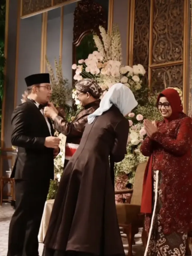 Gubernur Jawa Barat, Ridwan Kamil (RK) menghadiri pesta pernikahan putri sulung Anies Baswedan, Mutiara Annisa Baswedan yang digelar di Candi Bentar, Jakarta Utara pada Jumat (29/7/2022) malam.