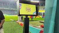 Seperangkat alat VAR sudah disiapkan di Stadion Utama Gelora Bung Tomo untuk Piala Dunia U-17 2023. (Bola.com/Dok.Instagram Arya Sinulingga)