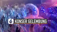 Beredar video konser musik menggunakan gelembung plastik viral di media sosial. Konser yang diadakan secara unik ini terjadi saat konser The Flaming Lips diadakan.