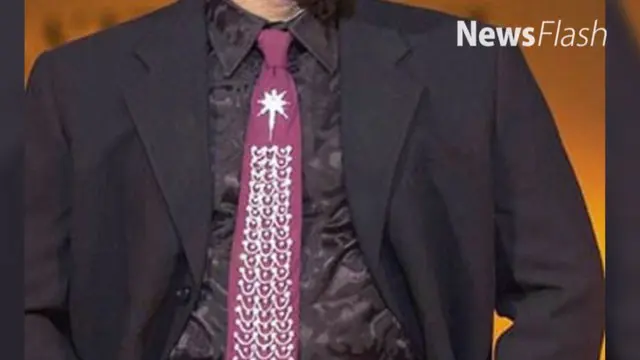  Dasi merupakan aksesori yang diletakkan pada leher kemeja terutama kemeja pria. Seiring perkembangan, banyak dasi unik dan menarik yang diciptakan untuk digunakan.