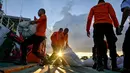 Selain membantu menyalurkan logistik, tim Basarnas terus fokus pada evakuasi warga yang terjebak banjir di lokasi yang sulit dijangkau melalui darat, seperti di Pidie Jaya dan Bireuen. Tampak dalam foto, personel Badan Nasional Pencarian dan Pertolongan (Basarnas) sedang memuat bantuan yang disumbangkan untuk korban banjir bandang di permukiman warga di Banda Aceh, Provinsi Aceh, pada 1 Desember 2025. (Chaideer MAHYUDDIN/AFP)