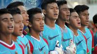 Timnas Indonesia U-19 menyanyikan lagu Indonsia Raya sebelum melawan Filipina pada laga persahabatan di Stadion Maguwoharjo, Sleman, Yogyakarta, Jumat (19/8/2016). (Bola.com/Romi Syahputra)