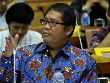 Menkominfo Rudiantara memberikan penjelasan saat Rapat Intern Panja RUU tentang Penyiaran dengan Komisi I DPR RI, di Kompleks, Parlemen, Jakarta, Kamis (3/3). Rapat membahas Penyusunan/Perumusan RUU tentang Penyiaran. (Liputan6.com/Johan Tallo)