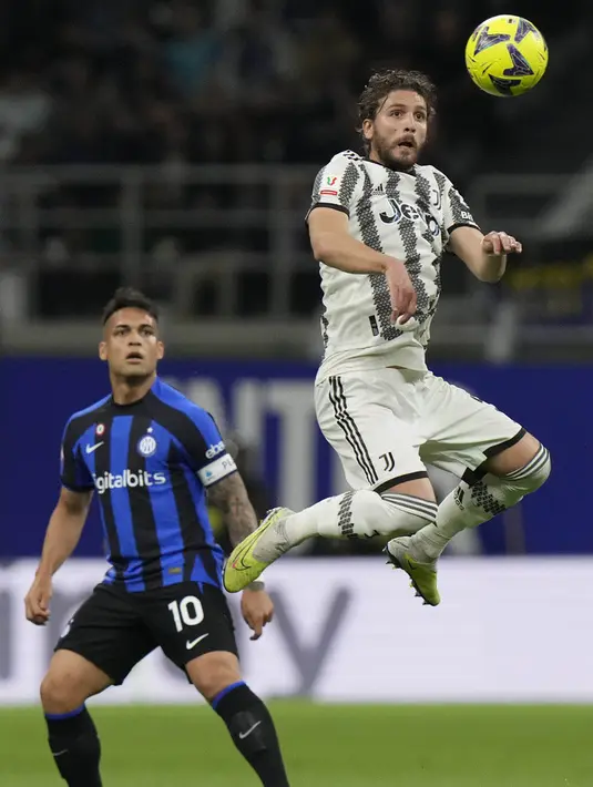 <p>Inter Milan melewatkan peluang menambah gol delapan menit sebelum babak pertama berakhir. Tendangan Lautaro Martinez masih bisa diamankan kiper Mattia Perin. Skor 1-0 bertahan sampai jeda. (AP Photo/Luca Bruno)</p>