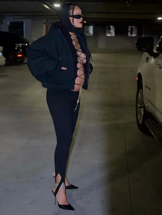 Pelantun "Diamonds" dan maestro fashion itu tampak chic dalam balutan lace-up cardigan rancangan jean Paul Gaultier yang memperlihatkan babu bump-nya. (Instagram/badgalriri).