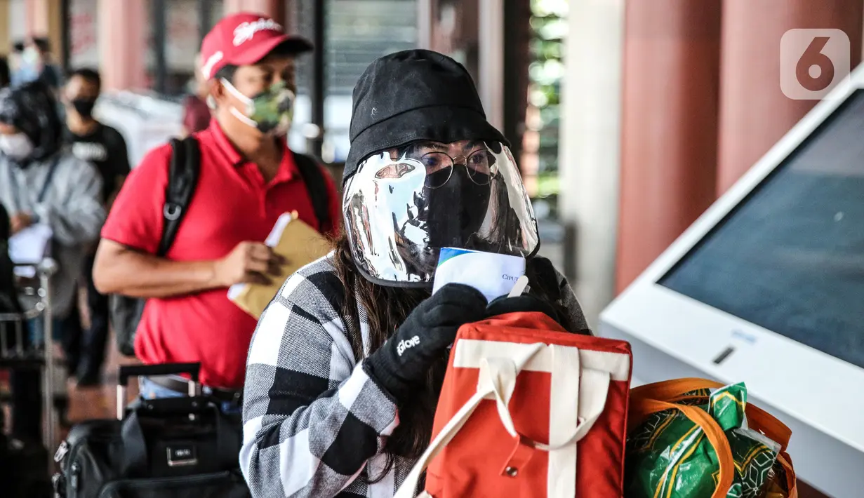 Calon penumpang menggunakan face shield di Terminal 2 Bandara Soekarno Hatta, Tangerang, Banten, Rabu (10/6/2020). PT Angkasa Pura II selaku pengelola mulai menjalankan skenario protokol penerapan tatanan normal baru. (Liputan6.com/Faizal Fanani)