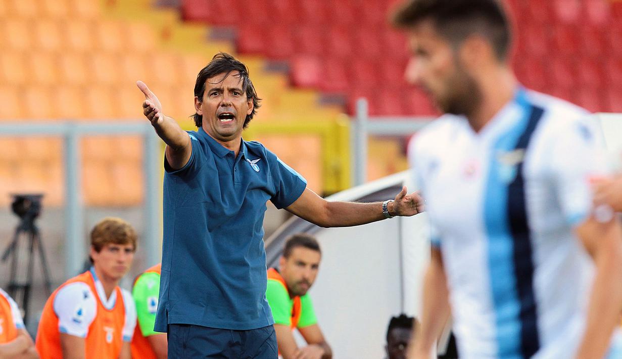 Pelatih Lazio, Simone Inzaghi, memberikan arahan kepada anak asuhnya saat melawan Lecce pada laga Serie A di Stadion del Mare, Selasa (7/7/2020). Lecce menang 2-1 atas Lazio. (Donato Fasano/LaPresse via AP)