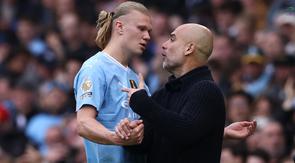 Pemain Manchester City, Erling Haaland, bersitegang dengan pelatih Pep Guardiola saat melawan Wolverhampton pada laga pekan ke-36 Premier League 2023/2024 di Stadion Etihad, Sabtu (4/5/2024). (AFP/Darren Staples)