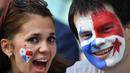 Sepasang suporter Panama mendukung negaranya saat melawan Belgia pada laga grup G Piala Dunia di Stadion Fisht, Sochi, Senin (18/6/2018). Cerita sepenggal kisah romantis saat Piala Dunia 2018 Rusia. (AFP/Nelson Almeida)
