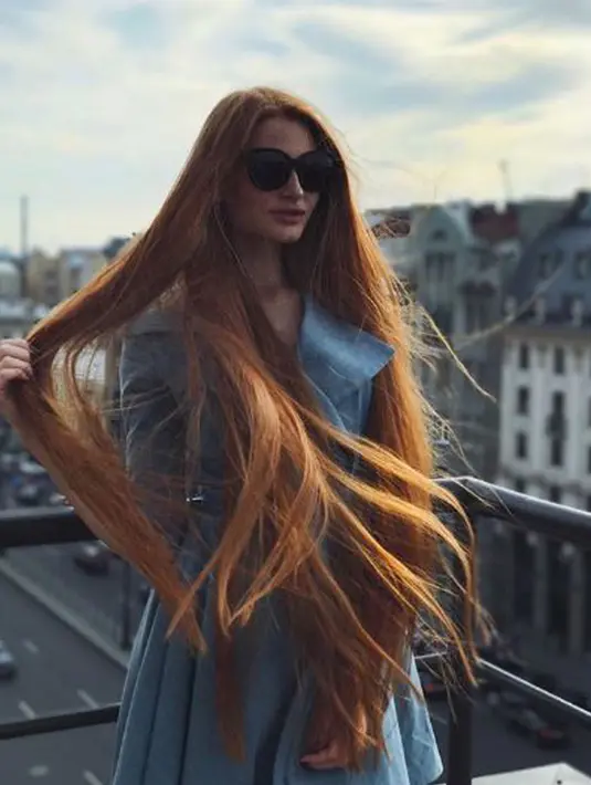 Anastasia Sidorova memamerkan rambut panjang alaminya kepada 424k pengikutnya. Perempuan asal Rusai tersebut memiliki rambut panjang, halus, dan lurus. (instagram.com/sidorovaanastasiya)