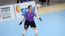 Aksi Dinda Kanyadewi yang ingin melakukan servis pada pertandingan cabor bola voli Turnamen Olahraga Selebriti Indonesia (TOSI) yang berlangsung di Kelapa Dua Sport Center, Tangerang, Minggu (13/10/2024).
