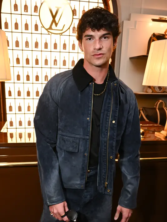 Paul Forman tampil memikat dengan t-shirt berlapis jaket dan celana denim [Louis Vuitton]