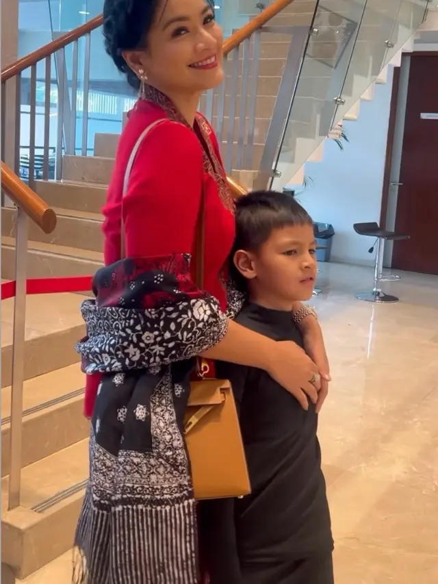 Potret Titi Kamal ketika hadir di wisuda TK putra keduanya. [@titi_kamall]