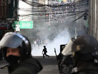 Para demonstran bentrok dengan polisi anti huru hara selama unjuk rasa menentang Presiden Rodrigo Paz di La Paz, Bolivia, pada 25 Mei 2026. (AIZAR RALDES/AFP)