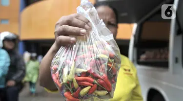 Warga membeli cabai rawit merah saat Operasi Pasar Murah di Pasar Senen, Senin (3/2/2020). Harga cabai rawit merah dijual Rp40.000 per kilogram, lebih murah dibandingkan harga pasar saat ini mencapai 90 ribu per kilogram. (merdeka.com/Iqbal Nugroho)