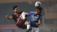 Persib Bandung memang belum terkalahkan hingga pekan ke-6 BRI Liga 1 2021/2022. Namun hasil imbang 1-1 kontra PSM Makassar, Sabtu (2/10/2021) merupakan kali ke-4 secara beruntun Maung Bandung kehilangan dua poin. Dengan koleksi 10 poin, mereka ada di posisi ke-4. (Bola.com/Bagaskara Lazuardi)