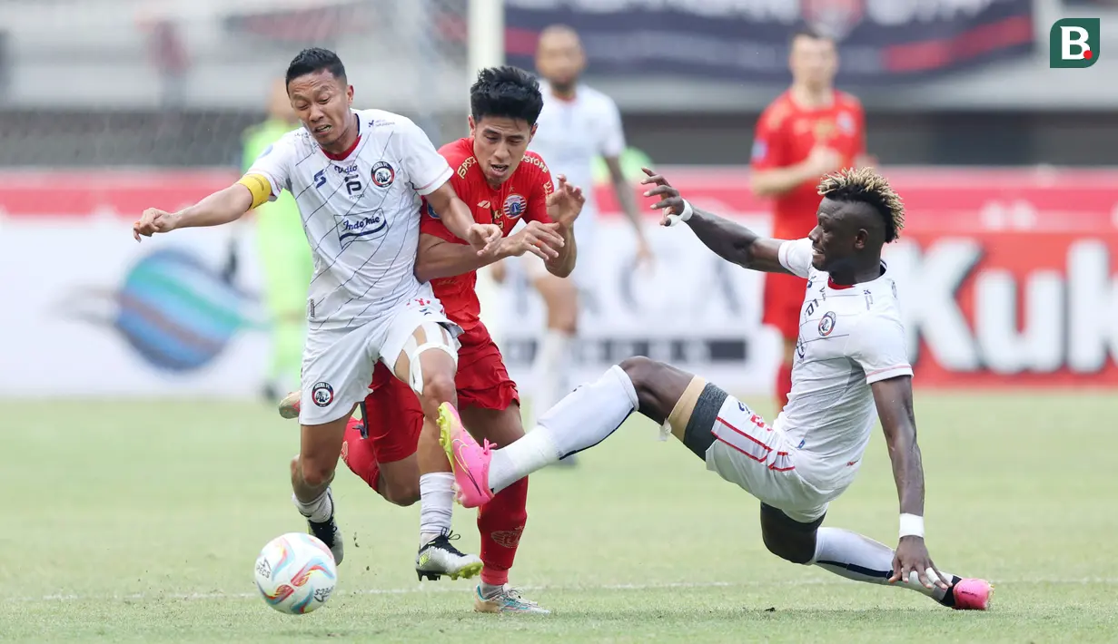 Pemain Persija Jakarta, Hanif Sjahbandi, diadang pemain Arema FC, Dendi Santoso dan Ichaka Diarra pada lanjutan BRI Liga 1 2023/2024 di Stadion Patriot Chandrabhaga, Kota Bekasi, Minggu (20/08/2023). (Bola.com/M Iqbal Ichsan)