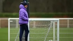 Pelatih Tottenham Hotspur, Jose Mourinho melihat para pemainnya mengikuti sesi latihan tim di Pusat Pelatihan Enfield Tottenham Hotspur, di London utara (10/12/2019). Tottenham akan bertanding melawan wakil Jerman, Bayern Munchen pada Grup B Liga Champions. (AFP/Isabel Infantes)
