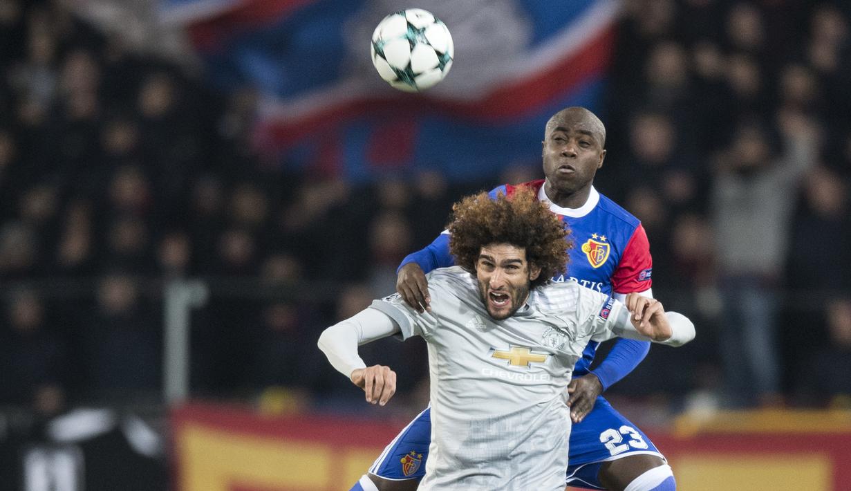 Pemain Basel, Eder Balanta (atas) melakukan duel dengan pemain Manchester United, Marouane Fellaini pada laga grup A Liga Champions di St. Jakob-Park stadium, Basel, Swiss, (22/11/2017). MU kalah 0-1 dari Basel. (Ennio Leanza/Keystone via AP)