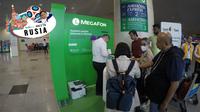 Suasana satu di antara booth penjual sim card di bandara Domodedovo, Moscow, Rusia. (Bola.com/Okie Prabhowo)