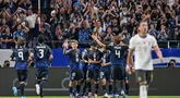 Pemain Jepang melakukan selebrasi setelah Takumi Minamino mencetak gol ke gawang China pada laga putaran ketiga Grup C Kualifikasi Piala Dunia 2026 yang berlangsung di Saitama Stadium, Saitama, Jepang, Kamis (05/09/2024) WIB. (AFP/Yuichi Yamazaki)