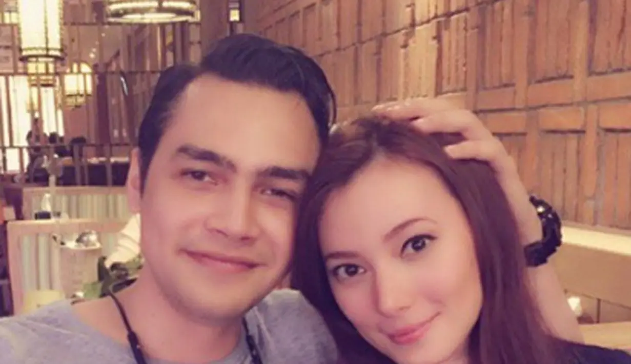 Pernikahan Asmirandah dengan Jonas Rivano kembali menjadi perbincangan publik. Lantaran pernikahannya itu, ia berurusan dengan polisi lantaran dilaporkan oleh ormas Islam. (Instagram/vandahofficial)