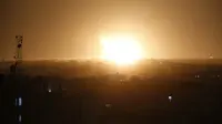 Bola api terlihat setelah serangan udara Israel di Rafah, Jalur Gaza, Palestina, Minggu (23/2/2020). Para petugas medis Palestina mengatakan empat orang terluka akibat serangan udara Israel di Jalur Gaza. (SAID KHATIB/AFP)