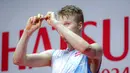Pebulutangkis tunggal putra Denmark, Anders Antonsen mengangkat medali emasnya setelah memenangkan Indonesia Masters 2024 melawan pebulutangkis Kanada, Brian Yang di Istora Senayan, Jakarta, Minggu (28/01/2024). (Bola.com/Bagaskara Lazuardi)