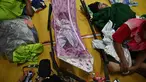 Para pengungsi berlindung di salah satu aula Universitas Surindra Rajabhat, di provinsi perbatasan Thailand, Surin, pada 24 Juli 2025. (Lillian SUWANRUMPHA/AFP)