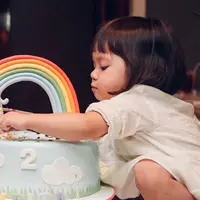 Anak pasangan Gading Marten dan Gisela Anastasia, Gempi Noura Marten baru saja merayakan ulang tahun yang ke 2. Sebuah kejutan bagi gempi diberikan Gading. Hal itu membuat Gisel mengaku sedih. (dok. Instagram)