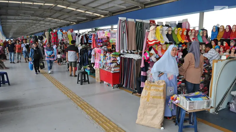 Berburu Pakaian Muslim di Skybridge Tanah Abang