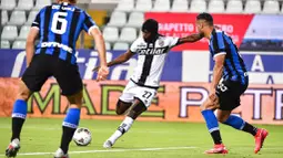 Striker Parma, Gervinho, mencetak gol ke gawang Inter Milan pada laga Serie A di Stadion Ennio Tardini, Minggu (28/6/2020). Inter Milan menang 2-1 atas Parma. (AP/Marco Alpozzi)
