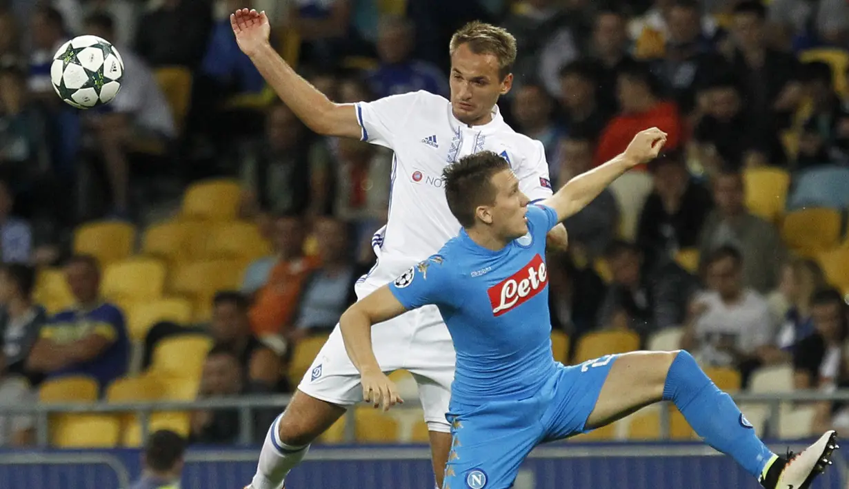 Pemain Kiev, Yevhen Makarenko (kiri), berduel dengan pemain Napoli, Piotr Zielinski pada laga grup B Liga Champions di Olympiyskiy stadium, Kiev, (14/9/2016) dini hari WIB. (AP/Sergei Chuzavkov)