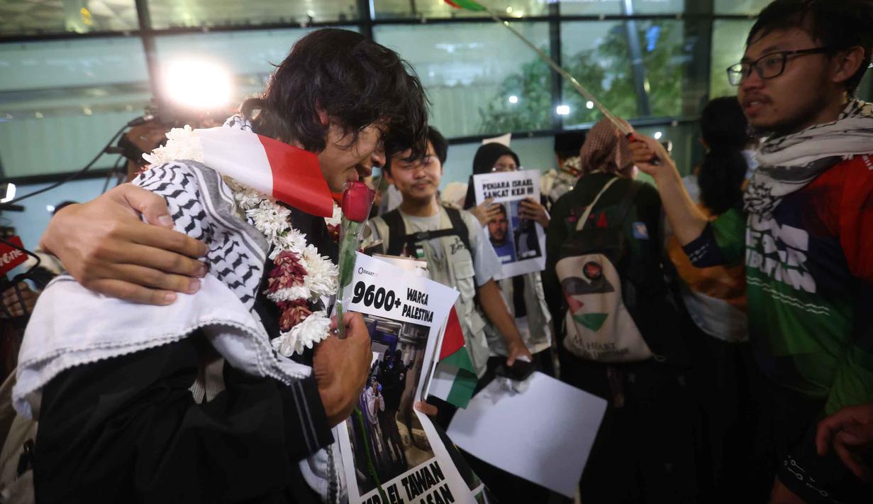 Salah satu aktivis yang tergabung dalam misi Global Sumud Flotilla 2.0 saat tiba di pintu kedatangan Terminal 3 Bandara Internasional Soekarno-Hatta pada Minggu (24/5/2026) sore. (Kapanlagi.com/Budy Santoso)