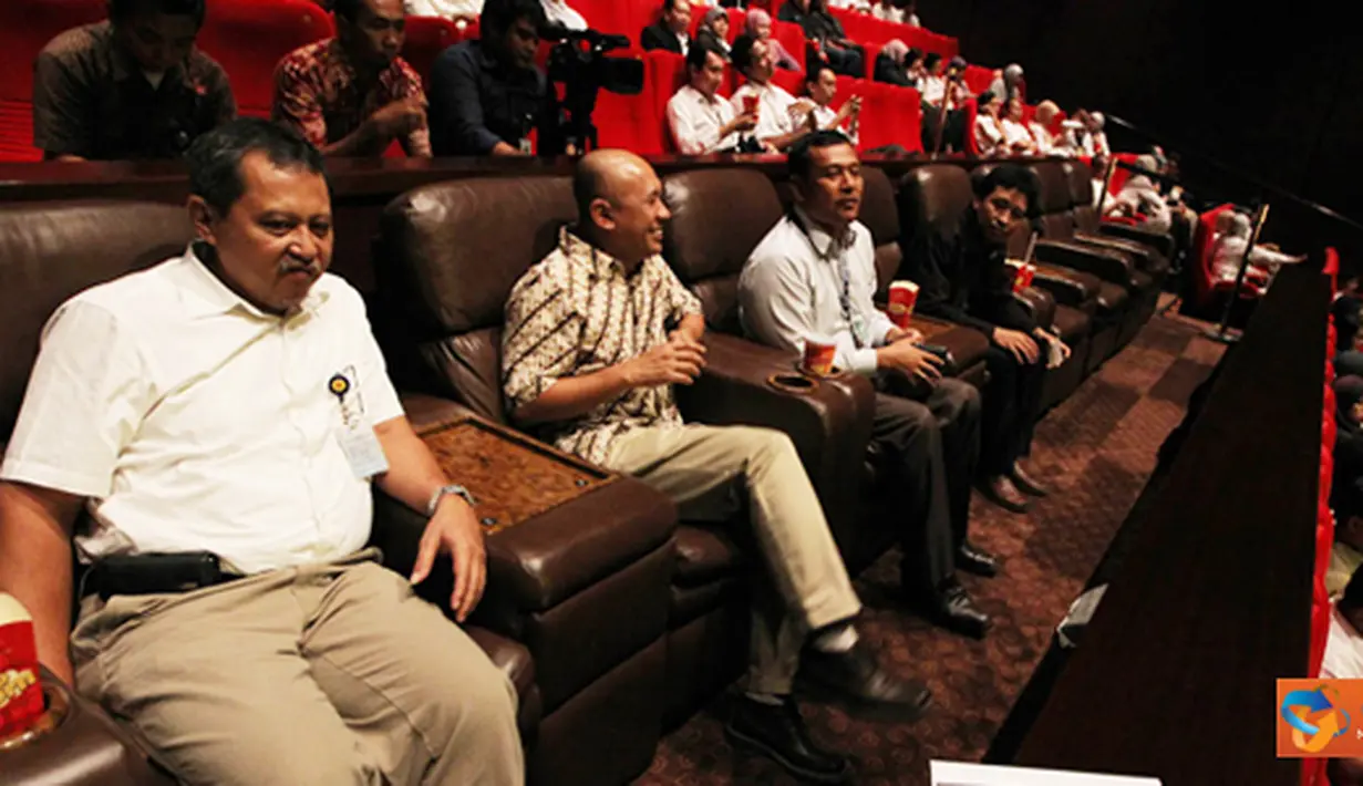 Citizen6, Jakarta: Bantuan diserahkan disela-sela acara nonton bareng film " Kita VS Korupsi(K VS K) " yang melibatkan pegawai PT PLN (Persero) se-Jakarta, Bekasi dan Depok di Studio XXI Rasuna Epicientrum Jakarta. (Pengirim: Agus Trimukti)