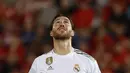 Bek Real Madrid, Sergio Ramos, tampak kecewa usai dikalahkan Real Mallorca pada laga La Liga Spanyol di Stadion Iberostar, Mallorca, Sabtu (19/10). Mallorca menang 1-0 atas Madrid. (AFP/Javier Reina)