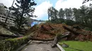 Tumpukan tanah terlihat di area lokasi peristirahatan akibat longsor di kawasan Ciloto, Cianjur, Jawa Barat, Sabtu (31/3). Longsor yang terjadi Rabu (28/3) lalu diduga adanya pergerakan tanah sehingga menyebabkan longsor. (Liputan6.com/Helmi Fithriansyah)