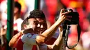 Gelandang Arsenal, Santi Carzola berselfie dengan Alex Oxlade Chamberlain saat merayakan kemenangan di Community Shield di Wembley Stadium, Minggu (2/8/2015). Arsenal menang atas Chelsea dengan skor 1-0. (Reuters/John Sibley)