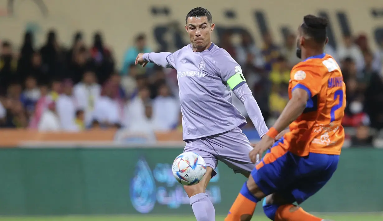 Cristiano Ronaldo. Meski baru membela Al-Nassr FC sejak tengah musim 2022/2023 setelah meninggalkan Manchester United, Cristiano Ronaldo langsung unjuk ketajaman dengan mencetak 11 gol dan 2 assist dari total 10 laga. Ia bahu membahu dengan rekannya, Talisca menjadi duet mesin gol yang ditakuti lawan. (AFP/Abdulaziz Al Noman)