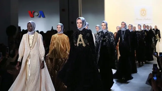 Desainer muslim asal Indonesia, Anniesa Hasibuan kembali menunjukkan koleksi hijab hasil rancangannya di New York Fashion Week 2017. Pada perhelatan yang digelar akhir Februari 2017, Anniesa mengeluarkan sejumlah desain Hijab Milenia, yang didominasi...