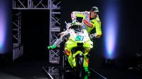 Pembalap MotoGP, Franco Morbidelli menaiki motornya dalam launching tim Pertamina Enduro VR46 yang berlangsung di Balai Kartini, Jakarta, Sabtu (25/01/2025). (Bola.com/Bagaskara Lazuardi)