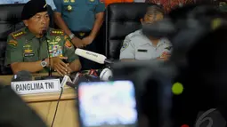 Panglima TNI Jenderal Moeldoko dalam jumpa pers di Lanud Iskandar, Pangkalan Bun, Kalteng, Sabtu (10/1/2015). (Liputan6.com/Andrian M Tunay)