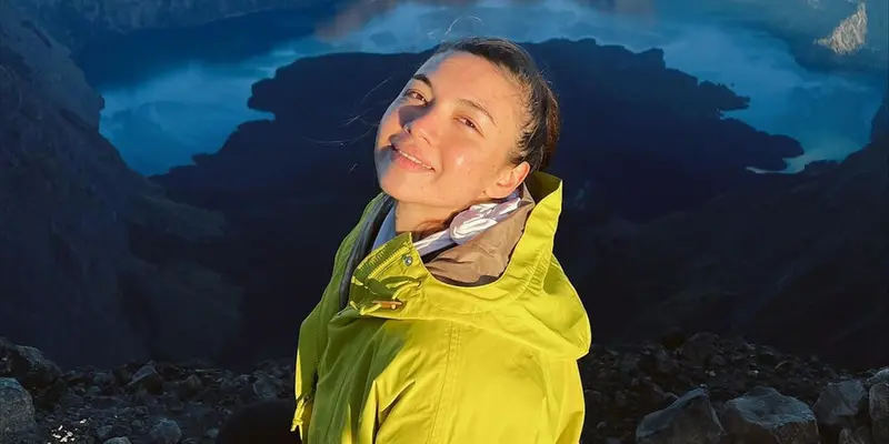 FOTO: Potret Angela Gilsha Mendaki Gunung Rinjani, Tampil Menawan Tanpa Makeup