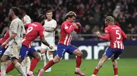 Penyerang Atletico Madrid, Antoine Griezmann disambut rekan-rekannya saat merayakan gol ke gawang Real Madrid pada babak 16 besar Copa del Rey 2023/2024 di Stadion Wanda Metropolitano, Jumat (19/1/2024) dini hari WIB. (Thomas COEX / AFP)