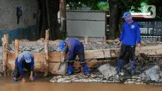 Petugas Dinas Sumber Daya Air melakukan perbaikan turap Kali Baru, Jakarta, Selasa (16/11/2021). Perbaikan turap sebagai antisipasi meluapnya aliran air yang menyebabkan banjir di kawasan tersebut. (Liputan6.com/Johan Tallo)