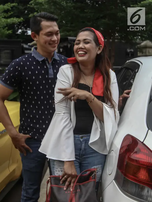 Elly Sugigi bersama pacarnya Irfan Sbaztian tertawa saat menghadiri acara penandatanganan MoU pemberantasan dan penyalahgunaan narkoba di lingkungan artis di Mapolres Metro Jakarta Selatan, Kamis (22/2). (Liputan6.com/Faizal Fanani)