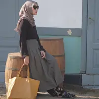 Istri dari Hanung Bramantyo ini memang memiliki wajah awet muda. Telah dikaruniai 4 orang anak, Zaskia masih tetap cocok menggunakan gaya fashion seperti anak remaja. (Liputan6.com/IG/@zaskiadyamecca)